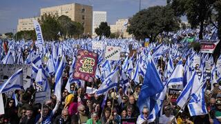 Masas se reúnen frente a la Knesset para protestar contra la reforma judicial propuesta por el gobierno, 13 de febrero de 2023.