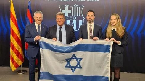 Regalo de la embajada al club Barcelona: una bandera de Israel. 