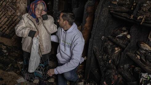 Una anciana ucraniana dentro de una casa destruida por misiles rusos. 