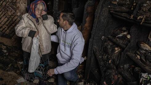 Una anciana ucraniana dentro de una casa destruida por misiles rusos. (Avishag Sh'ar-Yishuv, Fraternidad Internacional) Una anciana ucraniana dentro de una casa destruida por misiles rusos.