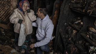 Una anciana ucraniana dentro de una casa destruida por misiles rusos. 