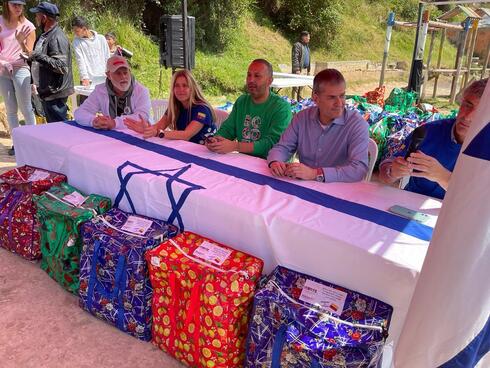 El embajador de Israel en Colombia junto a integrantes de la Fundación Cadena Colombia en Usme, Colombia.