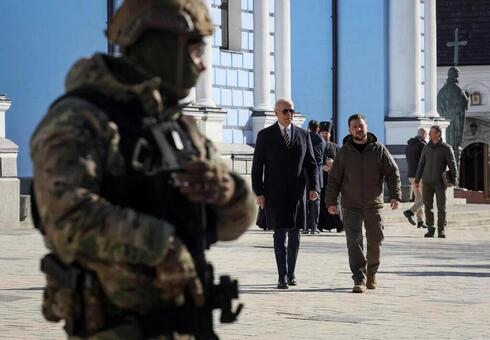 Biden y Zelenski en las calles de Kiev. 