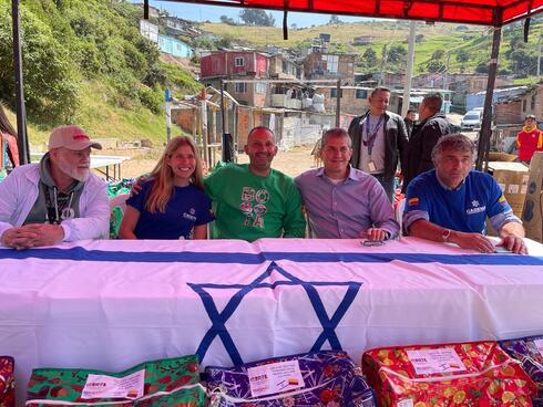 El embajador de Israel en Colombia junto a integrantes de la Fundación Cadena Colombia en Usme, Colombia.
