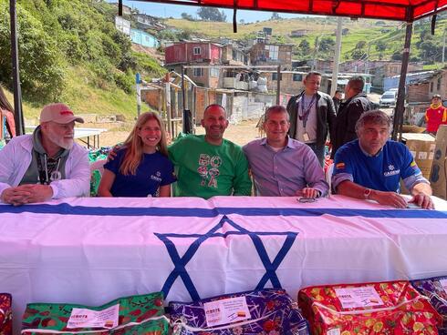 El embajador de Israel en Colombia junto a integrantes de la Fundación Cadena Colombia en Usme, Colombia. (Embajada de Israel en Colombia) El embajador de Israel en Colombia junto a integrantes de la Fundación Cadena Colombia en Usme, Colombia.