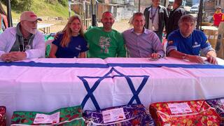 El embajador de Israel en Colombia junto a integrantes de la Fundación Cadena Colombia en Usme, Colombia.