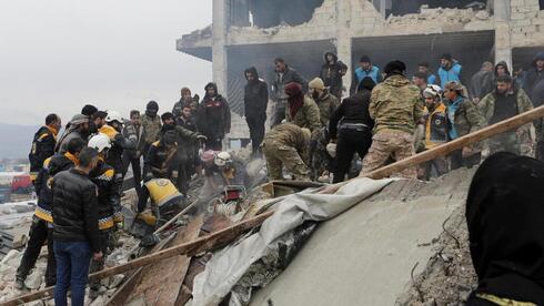 Los servicios de rescate sacan supervivientes de entre los escombros en Turquía.