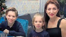 Yulia Petrova y sus dos hijos.