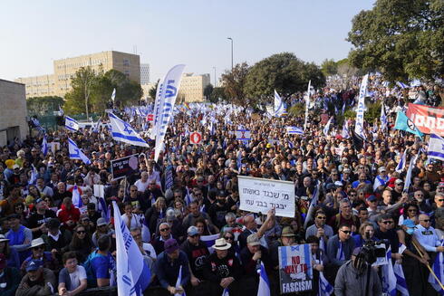 El dilema de Netanayhu: frenar la reforma judicial sin conceder un triunfo político a la oposición. (Shilo Shalom) Protesta Knesset