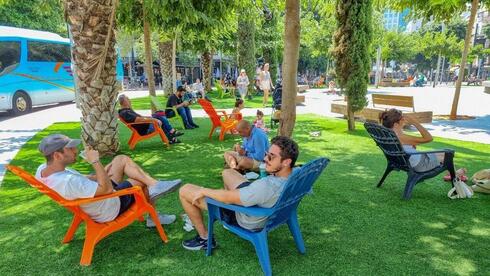 Los habitantes de Tel Aviv se relajan en un parque cercano a la plaza Dizengoff.