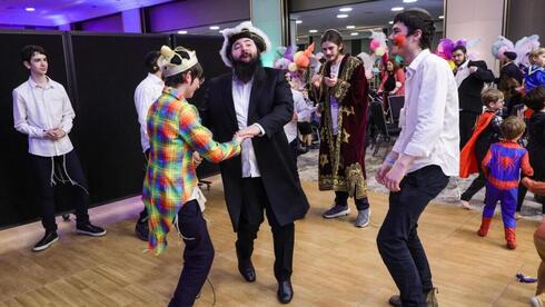 Niños judíos de Odesa celebran Purim. 