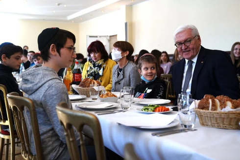 El Presidente alemán Frank-Walter Steinmeier habla con refugiados en Odessa. 