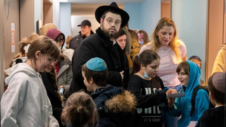 El rabino Mendy Wolff con los huérfanos que rescató. 