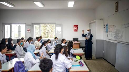 Un profesor se dirige a los alumnos, en Rabat, Marruecos. 