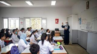 Un profesor se dirige a los alumnos, en Rabat, Marruecos.