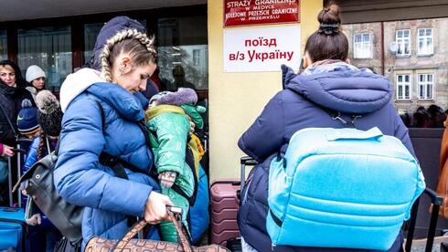Ucranianos hacen cola para salir hacia Polonia. 
