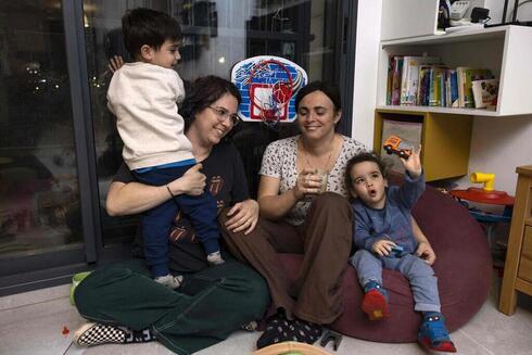 Yael Rashlin (dcha.), una mujer transexual, posa para una foto con su pareja Hadar y sus hijos Yarden y Hillel. 