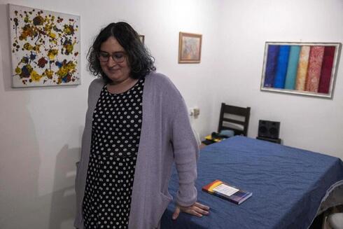 Shani Armon, una mujer transgénero ortodoxa, posa para un retrato en su casa de la ciudad de Modiin, en el centro de Israel.