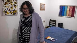 Shani Armon, una mujer transgénero ortodoxa, posa para un retrato en su casa de la ciudad de Modiin, en el centro de Israel.