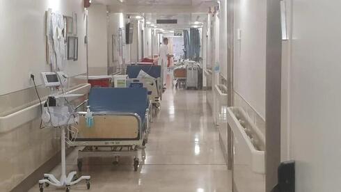 Camas de hospital en el pasillo de un hospital israelí.