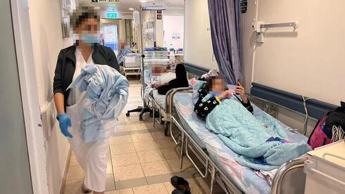 Pacientes tendidos en el pasillo de un hospital en Israel. 
