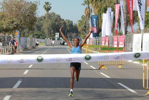 Margaret Njuguna, ganadora de la maratón femenina, a punto de cruzar la meta. (Dana Kopel) Maratón Tel Aviv