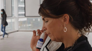 La Dra. Gilly Regev, Directora General de SaNOtize, muestra el tratamiento en aerosol nasal de la compañía para el COVID-19. 