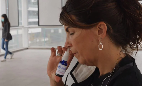 La Dra. Gilly Regev, Directora General de SaNOtize, muestra el tratamiento en aerosol nasal de la compañía para el COVID-19. (Gentileza) La Dra. Gilly Regev, Directora General de SaNOtize, muestra el tratamiento en aerosol nasal de la compañía para el COVID-19.