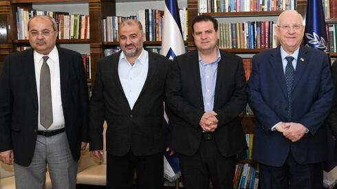 Parlamentarios árabes con el ex presidente Reuven Rivlin. 