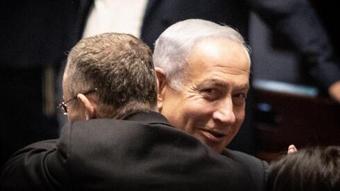 El primer ministro Benjamin Netanyahu y el ministro de Justicia Yariv Levin. 