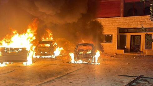 Varios automóviles fueron incendiados por los manifestantes. 