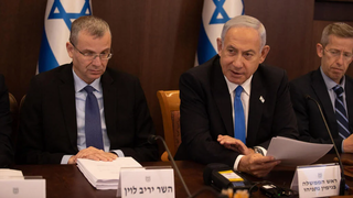 El ministro de Justicia Yariv Levin y el primer ministro Benjamin Netanyahu. 