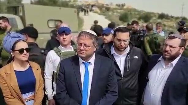 Itamar Ben Gvir junto a miembros de su partido en el asentamiento de Eviatar. 