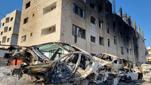 Edificios y coches quemados en Huwara. 