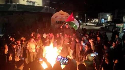 Palestinos se manifiestan en Cisjordania tras una incursión de las FDI. 