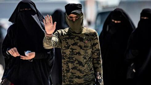 Mujeres del Estado Islámico en un campo de refugiados en Siria. 