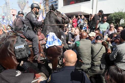 Enfrentamientos entre la policía y manifestantes en Tel Aviv. 