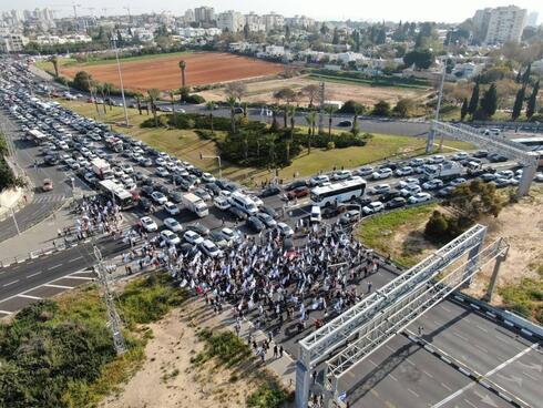 Corte de ruta en Kfar HaYarok de Tel Aviv. 