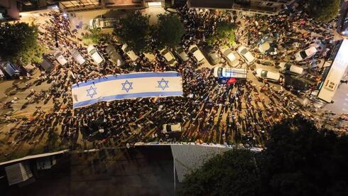 Concentración de personas frente a la peluquería en la que se encontraba Sara Netanyahu. (Or Hadar) Protestas Policía Peluquería