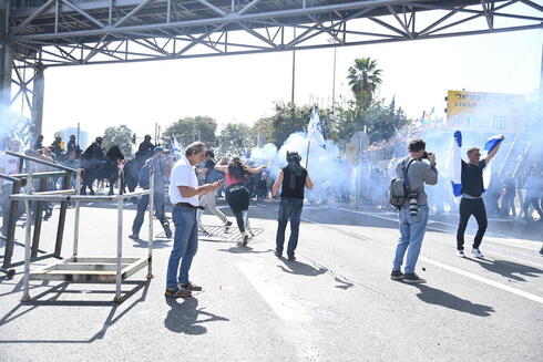 La policía despliega gases lacrimógenos contra los manifestantes en Tel Aviv. (Yair Sagi) La policía despliega gases lacrimógenos contra los manifestantes en Tel Aviv.