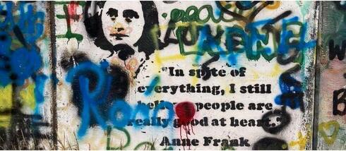 El polémico informe del PKN fue acompañado por una foto de Ana Frank. 