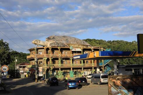 El hotel con la tortuga en el tejado. 