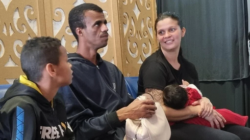 Una familia brasileña espera su turno en la clínica. 