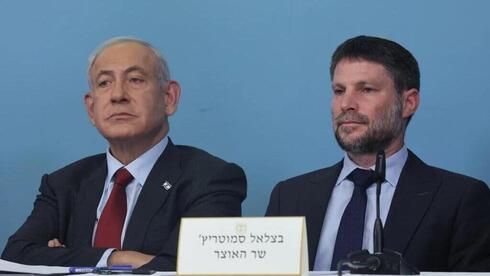 Benjamín Netanyahu junto a Bezalel Smotrich, ministro de Finanzas. 