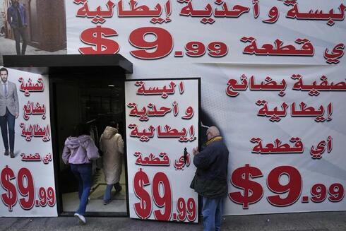 Una tienda libanesa exhibe los precios de sus productos en dólares. 