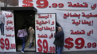 Una tienda libanesa exhibe los precios de sus productos en dólares. 