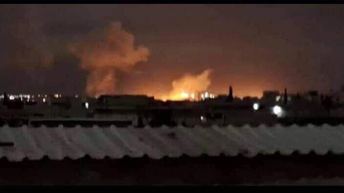 Aeropuerto de Alepo bajo ataque atribuido a Israel. 