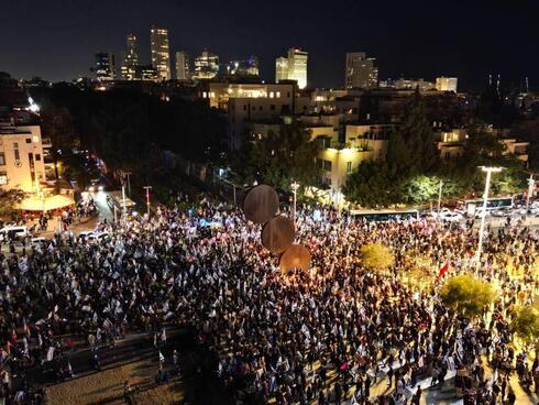 Israelíes se manifiestan contra la reforma, la noche del jueves, en Tel Aviv. 