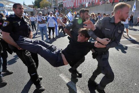 Un manifestante es arrestado por la policía israelí. 