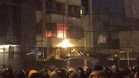 El ataque al consulado en Mashhad, 2016. Los conflictos han sucedido y continuarán. (Ynet) El ataque al consulado en Mashhad, 2016. Los conflictos han sucedido y continuarán.